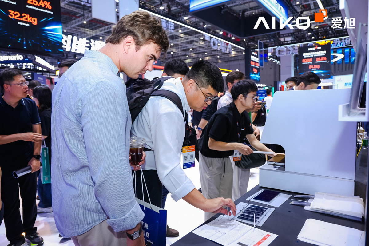 topic-snec-2026-booth-4.6_w1200 PP电子官方网站在 SNEC 2026 展台设置全面升级的现场对比实验装置